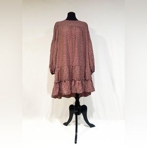 Loose accent dress, can be styled with ankle boots, clogs, sneakers.